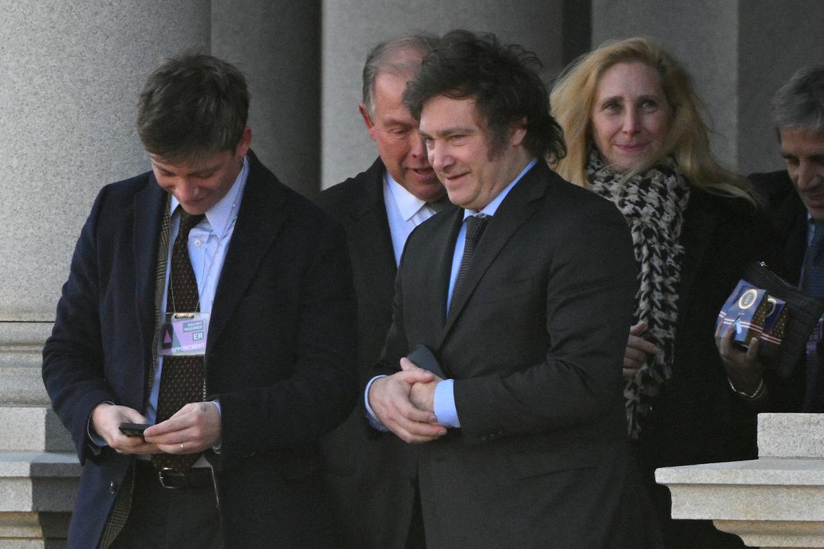 Tổng thống đắc cử Argentina Javier Milei (giữa) khởi hành từ Tòa nhà Văn phòng Điều hành Eisenhower, cạnh Tòa Bạch Ốc, ở Hoa Thịnh Đốn hôm 28/11/2023. (Ảnh: Mandel Ngân/AFP qua Getty Images)