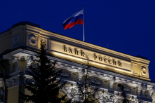 Quốc kỳ Nga bay trên trụ sở Ngân hàng Trung ương Nga ở Moscow, Nga, hôm 27/05/2022. (Ảnh: Maxim Shemetov/Reuters)