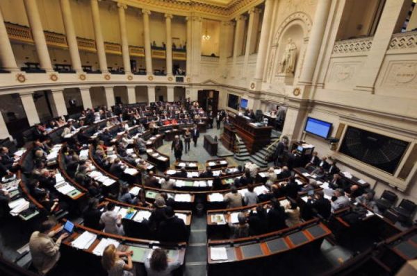 Các thành viên Quốc hội Bỉ tham dự một phiên họp trước khi bỏ phiếu cho một dự luật được đề xướng vào ngày 29/04/2010, tại Brussels. (Ảnh: Georges Gobet/Getty Images)