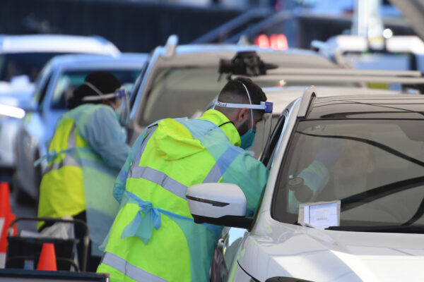 Mọi người xếp hàng trong ô tô của họ để được xét nghiệm COVID-19 tại một phòng khám xét nghiệm tạm thời ở Bãi biển Bondi ở Sydney, Úc vào ngày 25/06/2021. (Ảnh: Dean Lewins/AAP Image via AP)