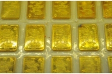 Việt Nam: Giá vàng miếng SJC rớt mốc 77 triệu đồng