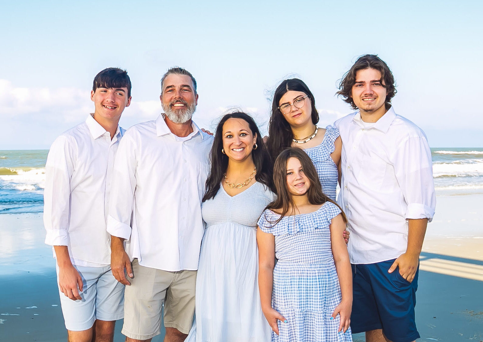 Cô Claire và người chồng David cùng các con của họ vào tháng 06/2022 tại vùng biển ở North Carolina. (Ảnh: Đăng dưới sự cho phép của cô Claire Culwell)
