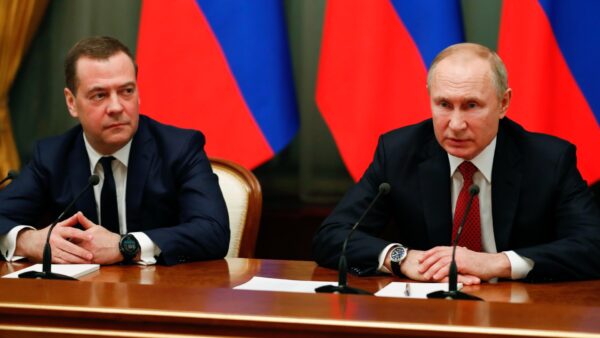 Tổng thống Nga Vladimir Putin (phải) và Phó Chủ tịch Hội đồng An ninh Dmitry Medvedev gặp các thành viên chính phủ ở Moscow vào ngày 15/01/2020. (Ảnh: Dimitry Astakhov/Sputnik/AFP qua Getty Images)