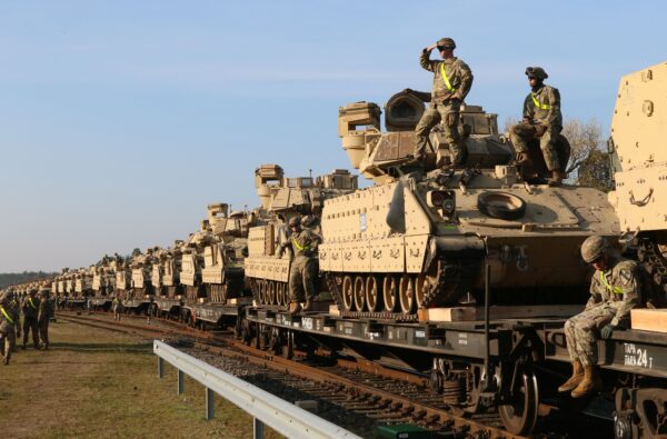 Tiểu đoàn 1, Trung đoàn 9, Sư đoàn 1 của Lục quân Hoa Kỳ dỡ thiết bị chiến đấu, bao gồm xe tăng Abrams và xe chiến đấu Bradley, gần căn cứ quân sự Pabrade ở Lithuania hôm 21/10/2019. (Ảnh: Petras Malukas/AFP qua Getty Images)