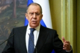 Ngoại trưởng Nga Sergei Lavrov ra hiệu trong cuộc họp báo chung sau cuộc hội đàm với người đồng cấp Armenia ở Moscow, vào ngày 08/04/2022. (Ảnh: Alexander Zemlianichenko/Pool/AFP qua Getty Images)