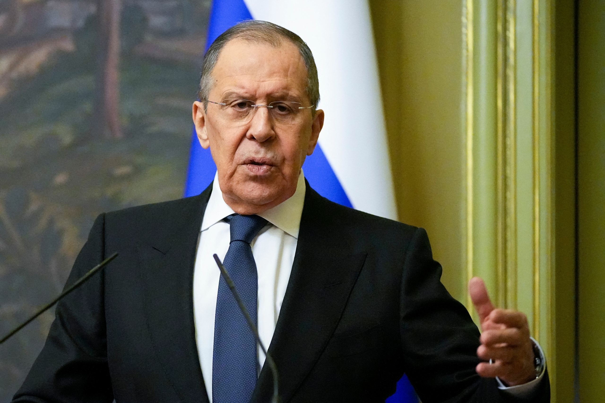 Ngoại trưởng Nga Sergei Lavrov ra hiệu trong cuộc họp báo chung sau cuộc hội đàm với người đồng cấp Armenia ở Moscow, vào ngày 08/04/2022. (Ảnh: Alexander Zemlianichenko/Pool/AFP qua Getty Images)