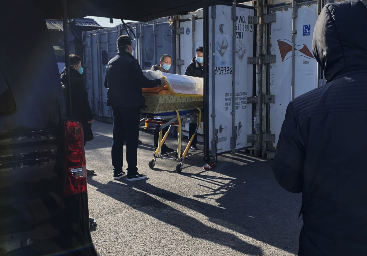 Một chiếc quan tài được đưa từ xe tang vào container đông lạnh bảo quản thi thể tại nhà tang lễ và trung tâm hỏa táng Đông Giao, tại thành phố Bắc Kinh, Trung Quốc, vào ngày 18/12/2022. (Ảnh: Getty Images)