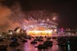 Pháo bông bừng sáng trên Cầu Cảng Sydney trong lễ đón giao thừa ở Sydney, Úc, hôm 01/01/2023. (Ảnh: Roni Bintang/Getty Images)