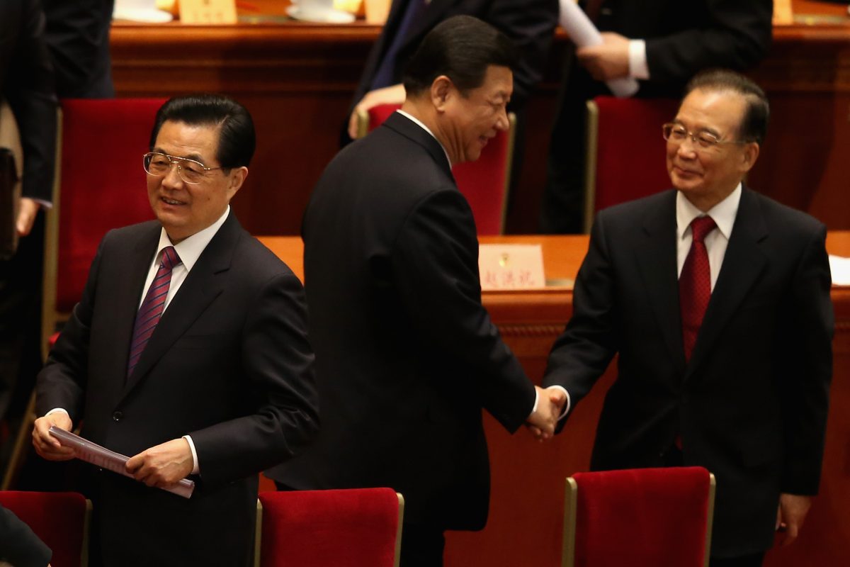 Cựu thủ tướng Trung Quốc Ôn Gia Bảo (giữa) đi ngang qua cựu lãnh đạo Trung Quốc Hồ Cẩm Đào (trái) và nhà lãnh đạo hiện tại Tập Cận Bình (phải) tại phiên bế mạc đại hội cơ quan lập pháp bù nhìn ở Bắc Kinh, Trung Quốc vào ngày 17/03/2013. (Ảnh: Feng Li/Getty Images)