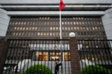 Lá cờ đỏ của ĐCSTQ trước Tòa án Nhân dân Trung cấp số 1 ở Thượng Hải. (Ảnh: Frederic J. Brown/AFP qua Getty Images)
