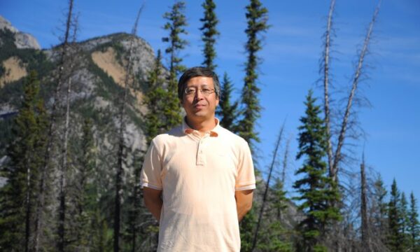 Ông Lưu Văn Vũ ở Công viên Quốc gia Banff, Canada, vào năm 2011. Ông Lưu tốt nghiệp Đại học Thanh Hoa danh tiếng của Trung Quốc, là một bên trong vụ kiện cựu lãnh đạo Đảng Cộng sản Trung Quốc được đệ trình nhân dịp chuẩn bị đến ngày đánh dấu 16 năm ông ta thực hiện chiến dịch đàn áp Pháp Luân Công. (Ảnh: Được đăng dưới sự cho phép của ông Lưu Văn Vũ)