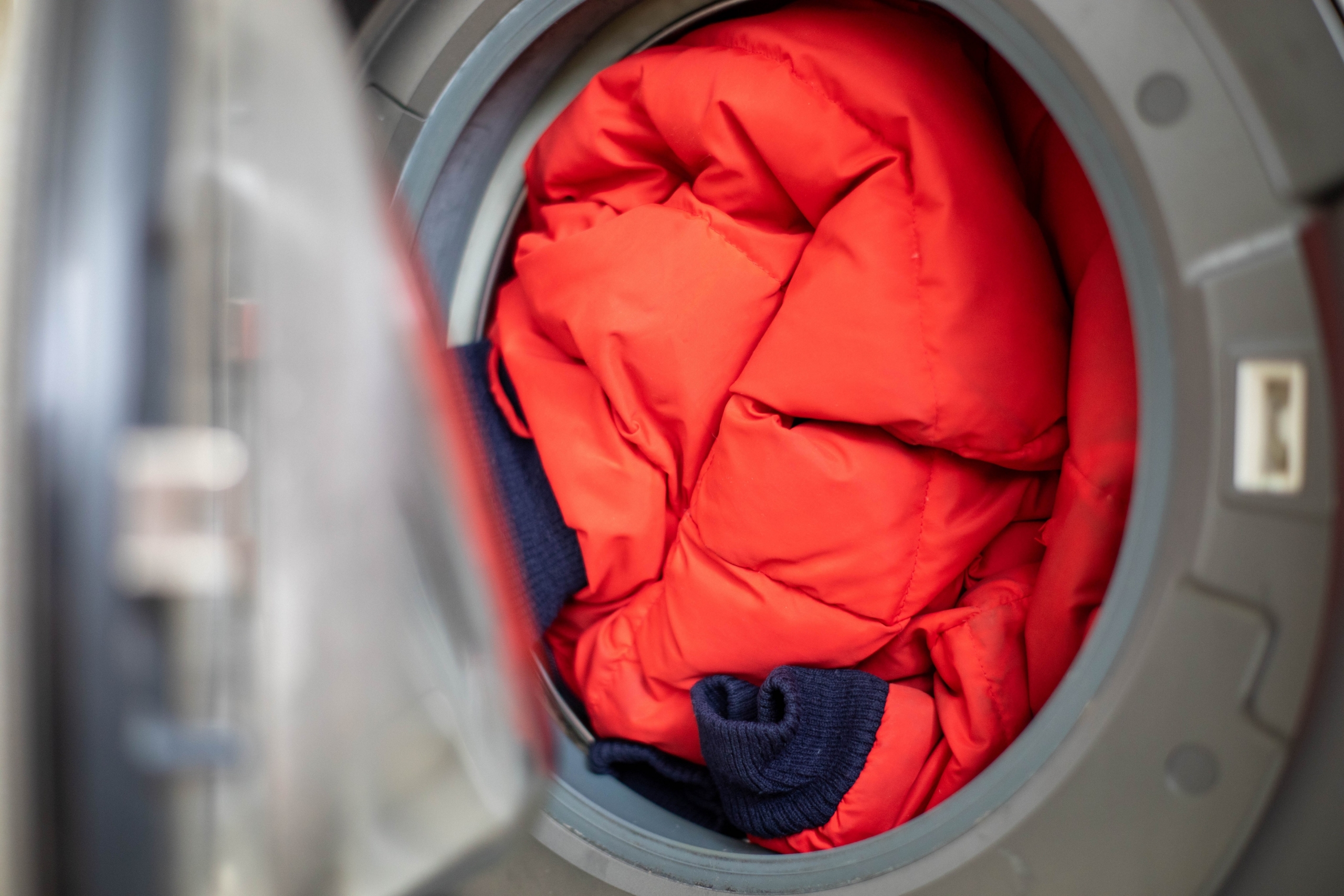Tránh cho quá nhiều quần áo vào máy giặt. (Ảnh: Shutterstock)