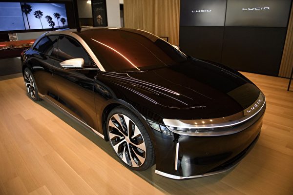 Chiếc xe điện sang trọng Lucid Air Grand Touring được trưng bày tại studio và trung tâm dịch vụ của Lucid Motors Inc. ở Beverly Hills, California. (Ảnh: Patrick T. Fallon/AFP)