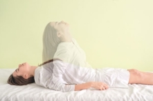 Trong thời gian 24 phút tim ngừng đập, cô Lauren Canaday đã trải qua trải nghiệm cận tử và sau đó sống lại. Ảnh minh họa linh hồn của một người phụ nữ rời khỏi cơ thể cô ấy. (Ảnh: Shutterstock)