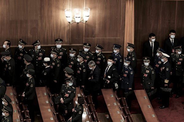 Các đại biểu quân đội của Đảng Cộng sản Trung Quốc rời đi sau khi khai mạc phiên họp đầu tiên của Đại hội Đại biểu Nhân dân Toàn quốc lần thứ 14 tại Đại lễ đường vào ngày 05/03/2023 ở Bắc Kinh, Trung Quốc. (Ảnh: Lintao Zhang/Getty Images)