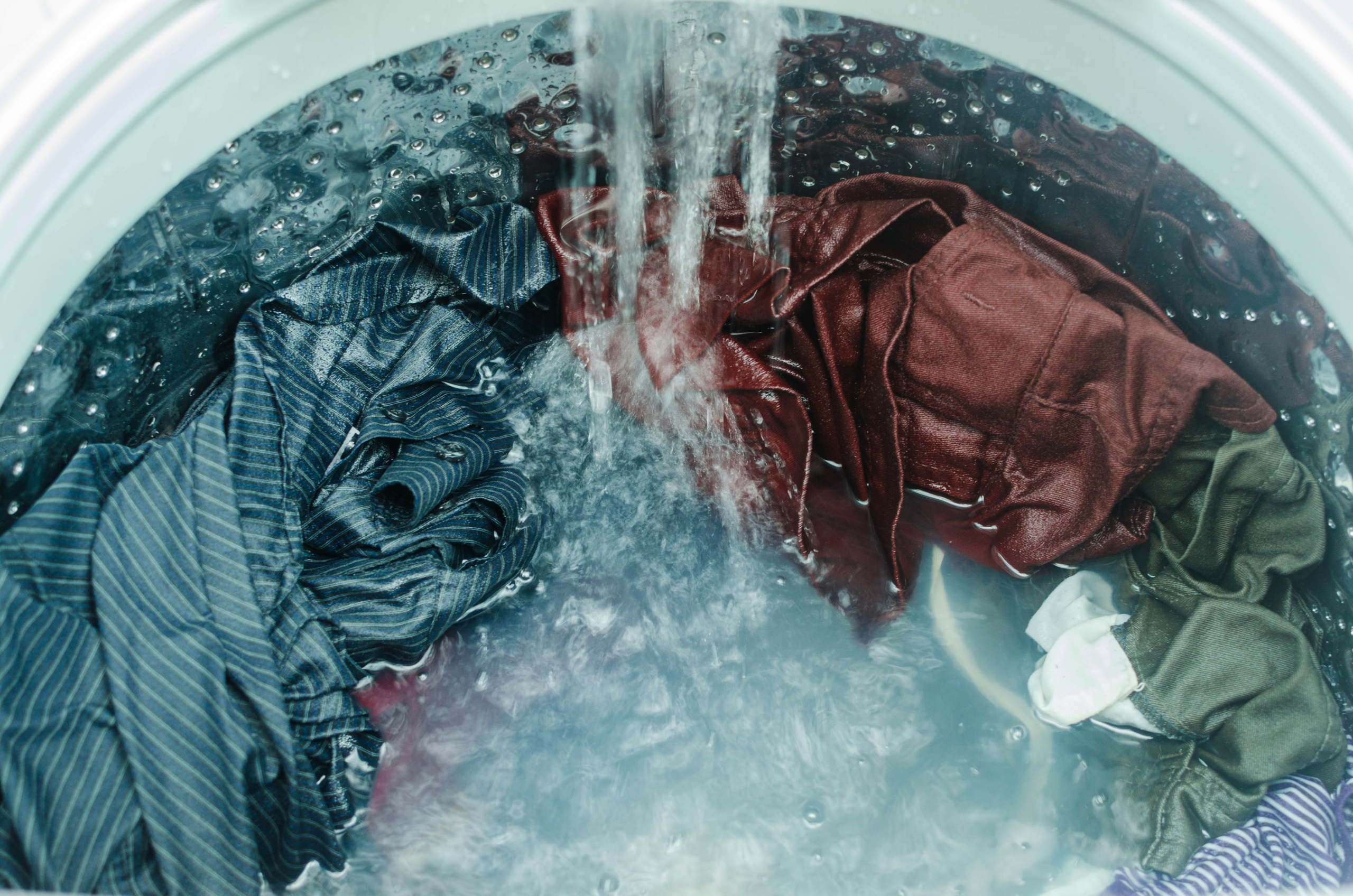 Không nên cho quá nhiều quần áo vào máy giặt. (Ảnh: Shutterstock)