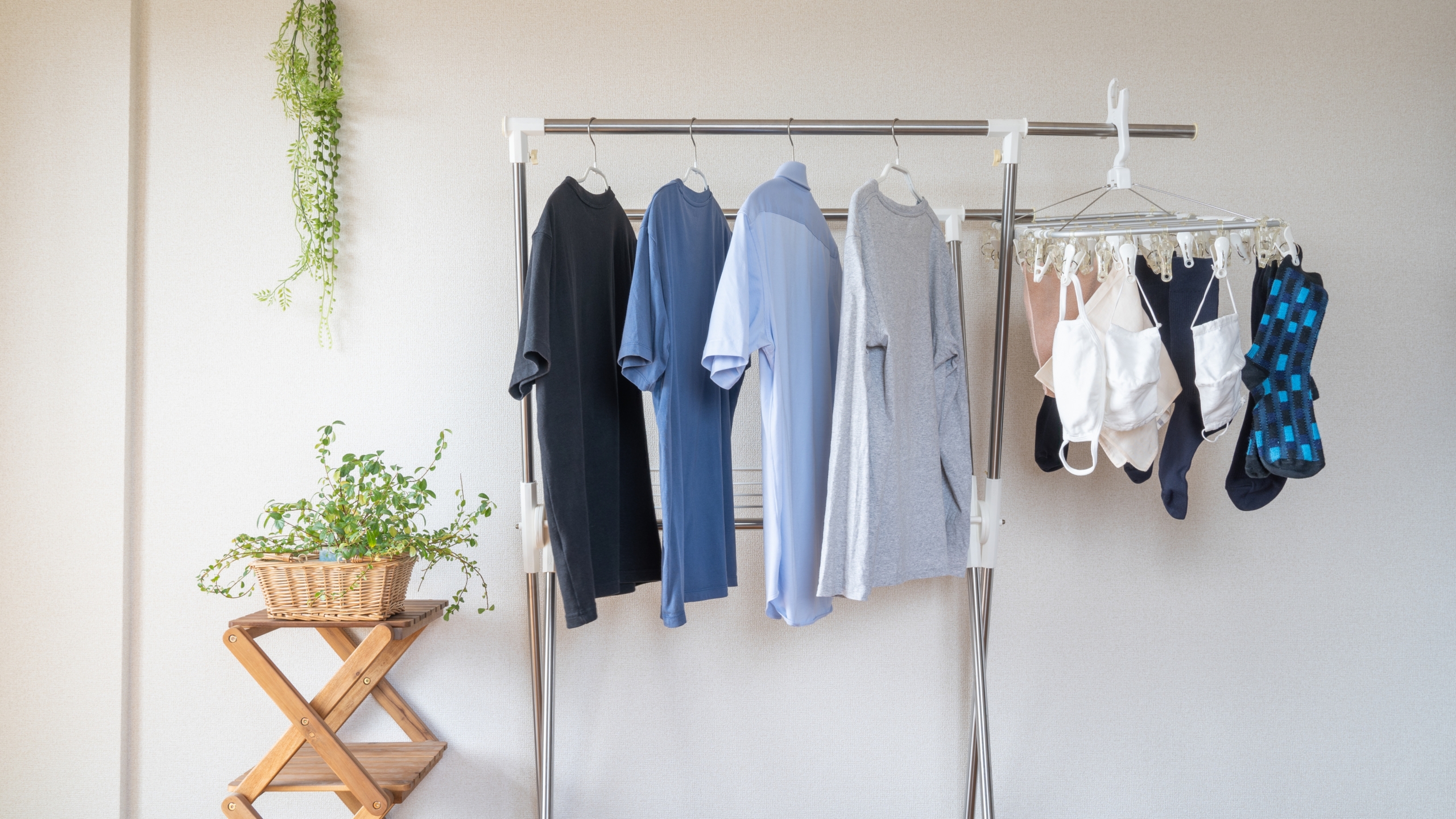 Khi phơi quần áo, nên trải quần áo ra để không khí lưu thông tự do giữa từng mảnh quần áo. (Ảnh: Shutterstock)