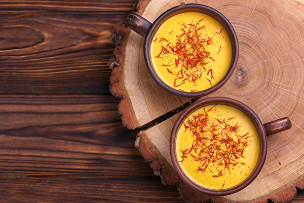 Thức uống sữa nghệ truyền thống của Ấn Độ được tô điểm thêm bằng Saffron (nhụy hoa nghệ tây). (Ảnh: Shutterstock)