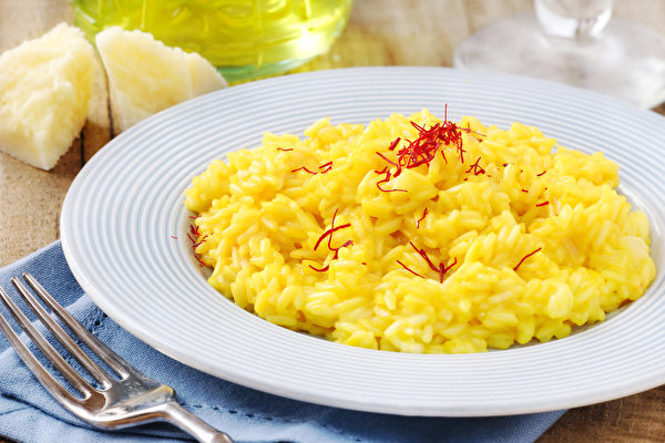 Có thể rắc Saffron trực tiếp lên món ăn và thưởng thức. Trong hình là món cơm Risotto của Italia với Saffron, cơm có màu vàng óng; dùng Saffron trang trí bên trên, kích thích cảm giác thèm ăn. (Ảnh: Shutterstock)