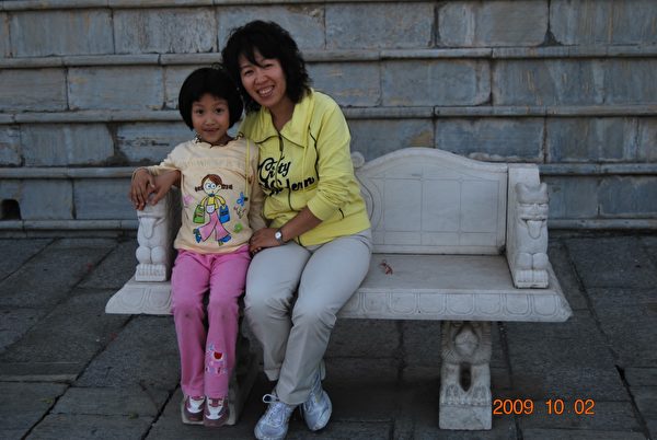 Cô Tống Mỹ Anh và con gái chụp ảnh tại đoạn Vạn Lý Trường Thành Bát Đạt Lĩnh (Ảnh: Cô Tống Mỹ Anh cung cấp)