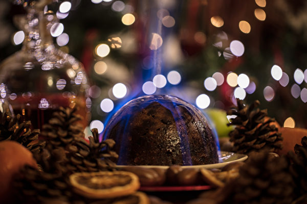 Các gia đình người Anh có truyền thống đốt bánh pudding vào dịp Giáng Sinh. (Ảnh: Shutterstock)