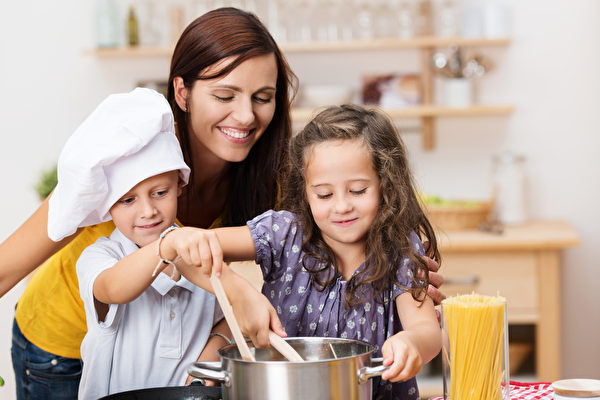 Trẻ em có thể sẽ dùng nhà bếp làm sân chơi và bày bừa. Đối với cha mẹ, đây là thời điểm tốt cho việc dạy trẻ nấu ăn. (Ảnh: Shutterstock)