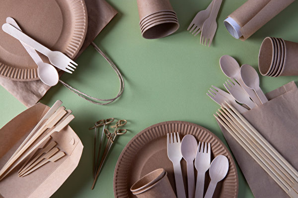 Là người tổ chức bữa tiệc, nỗi lo lớn nhất của bạn là việc dọn dẹp sau bữa tiệc. Các chuyên gia khuyên bạn nên sử dụng đĩa và dao kéo dùng một lần để giảm bớt gánh nặng dọn dẹp. (Ảnh: Shutterstock)