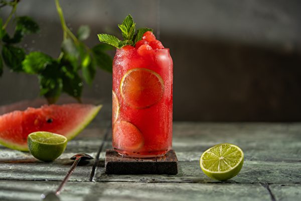 Mocktail Mojito dưa hấu mát lạnh và sảng khoái. (Ảnh: Shutterstock)