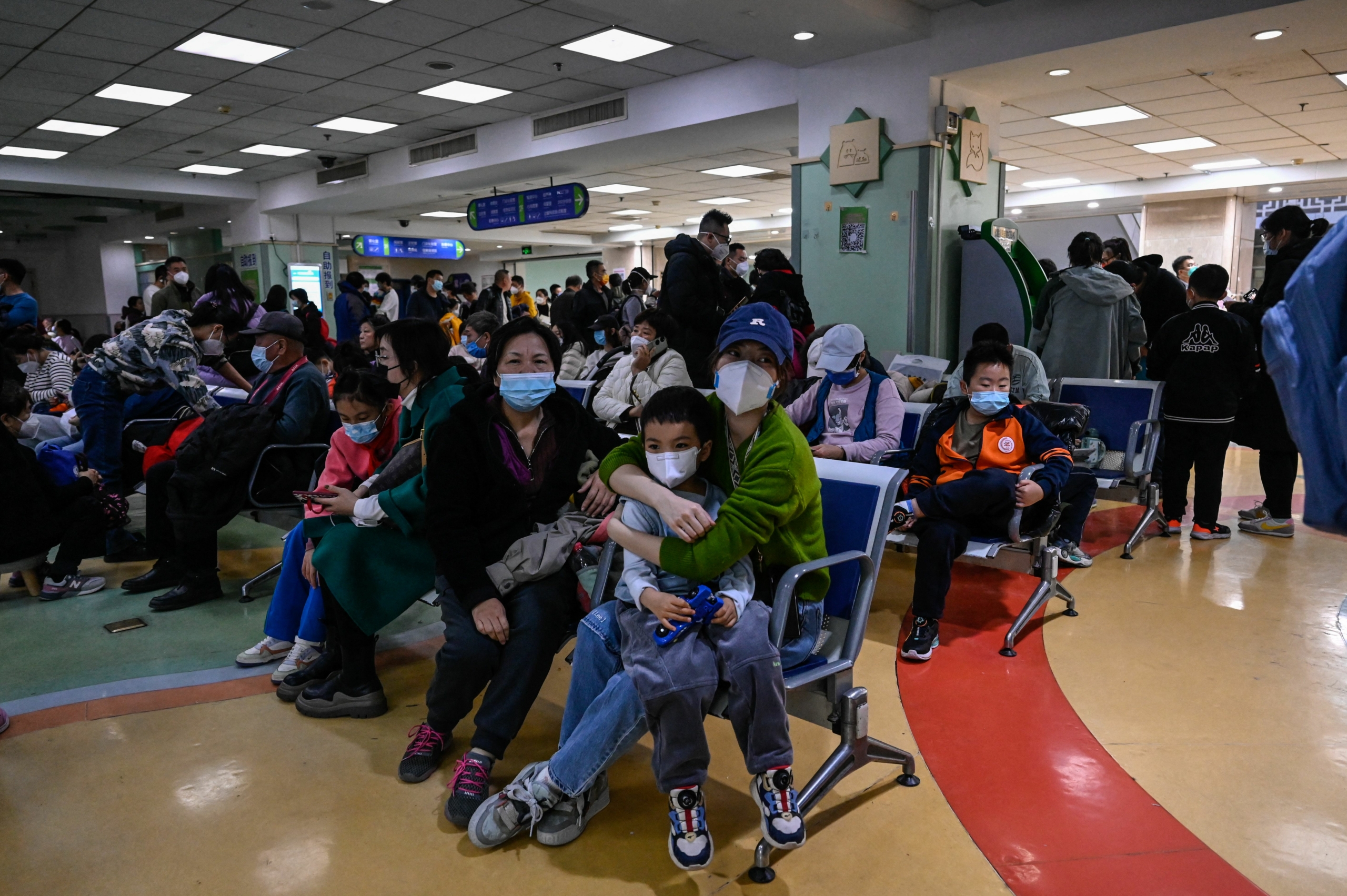 Hôm 23/11, phòng khám của một bệnh viện nhi ở Bắc Kinh chật ních trẻ em và các bậc cha mẹ. (Ảnh: Jade Gao/AFP/Getty Images)