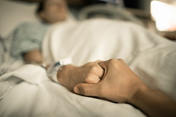 Bệnh nhân và người thân nắm chặt tay nhau. (Ảnh: Shutterstock)