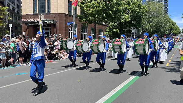 Hoạt động diễn hành long trọng nhân dịp Giáng Sinh ở trung tâm Auckland, New Zealand hôm 26/11. (Ảnh: Từ Thái Hanh/Epoch Times)