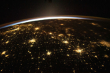 NASA đã chia sẻ bức ảnh chụp cảnh Mặt Trời mọc do các phi hành gia chụp từ Trạm vũ trụ quốc tế vào ngày 10/11/2023. (Ảnh: NASA/Jasmin Moghbeli)
