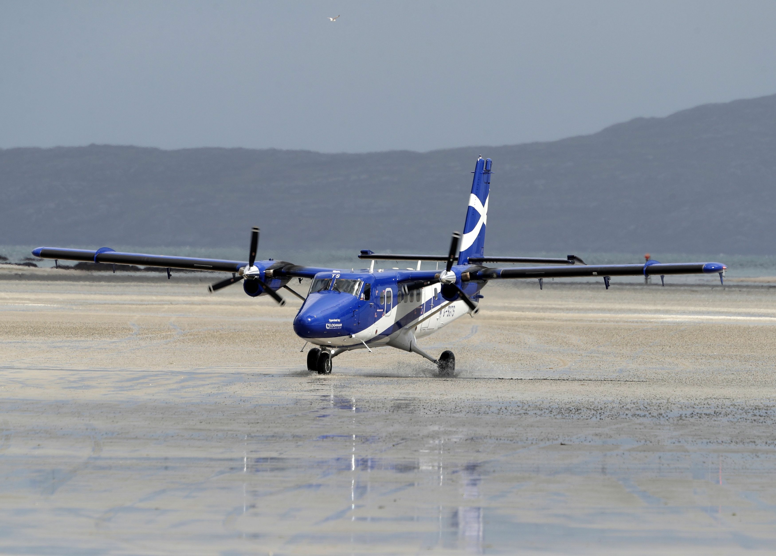 Một chiếc phi cơ hạ cánh trên phi trường đảo Barra vào ngày 04/06/2017. (Ảnh: Andrew Milligan - WPA Pool/Getty Images)