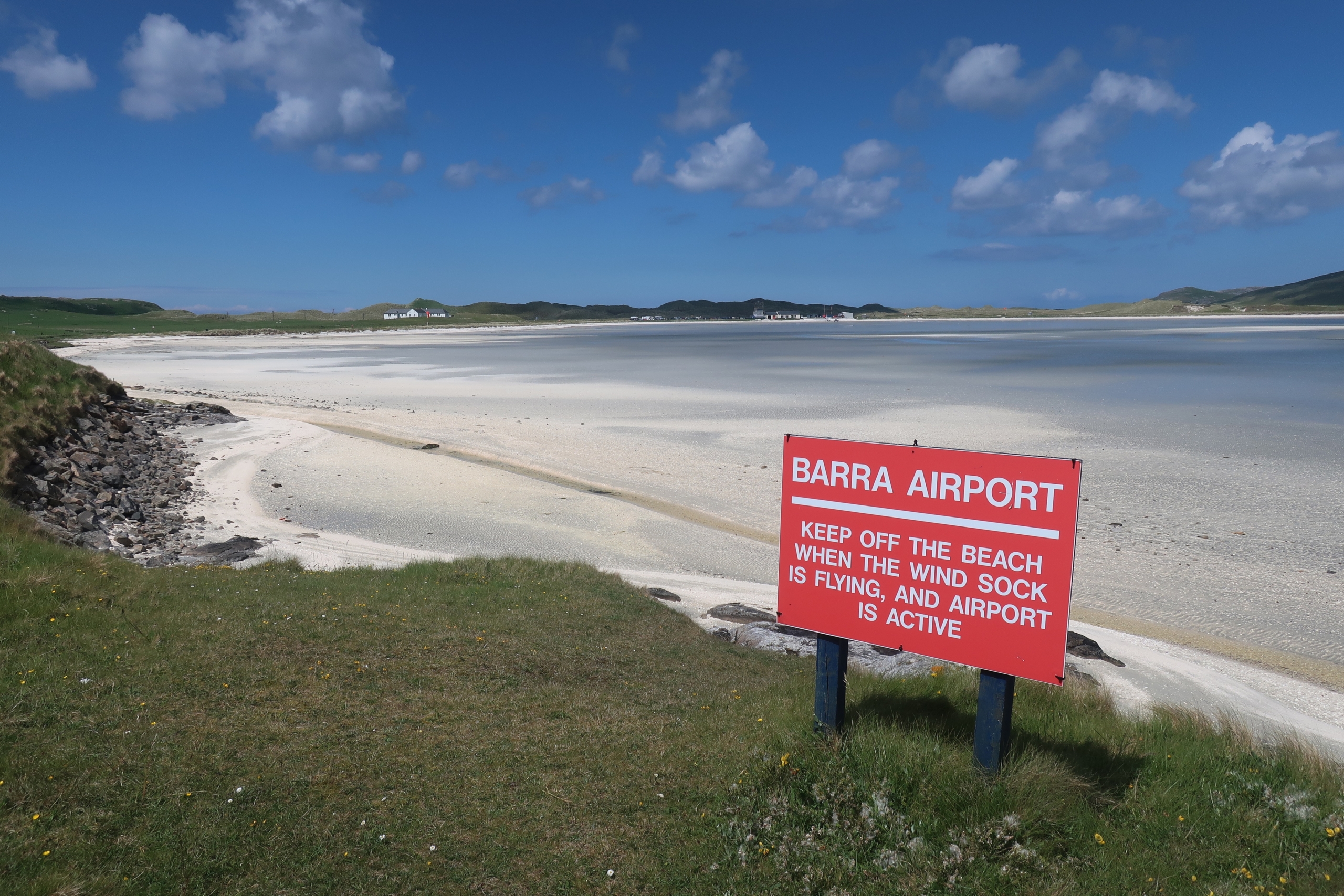 Biển hiệu của phi trường và bãi biển trắng trên đảo Barra. (Ảnh: Shutterstock)