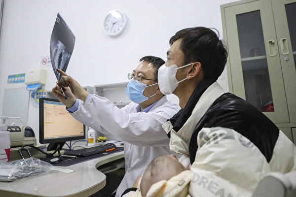 Một bác sĩ nhi khoa đang khám cho một bệnh nhân trẻ em. Ảnh chụp hôm 07/12 tại thành phố Hoài An, tỉnh Giang Tô. (Ảnh: CFOTO/Future Publishing/Getty Images)