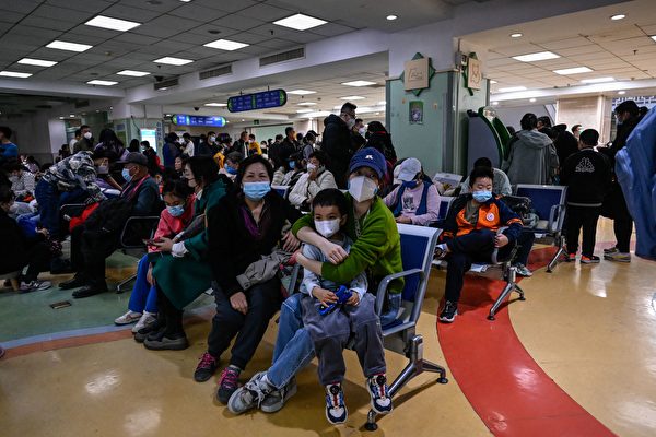 Trẻ em và cha mẹ đang chờ điều trị tại một bệnh viện nhi ở Bắc Kinh. Ảnh chụp hôm 23/11/2023. (Ảnh: Jade Gao/AFP/Getty Images)