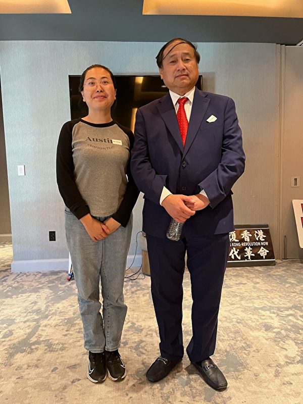 Cô Trịnh Mẫn chụp ảnh chung với ông Vương Quân Đào (Wang Juntao), Chủ tịch Đảng Dân chủ Trung Quốc tại “Hội nghị cấp nhà nước” do phong trào ủng hộ dân chủ ở San Francisco tổ chức hôm 11/11/2023. (Ảnh do người được phỏng vấn cung cấp)