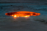 Ngọn lửa ở “Cổng địa ngục” Turkmenistan đã cháy suốt nửa thế kỷ. (Ảnh: Shutterstock)