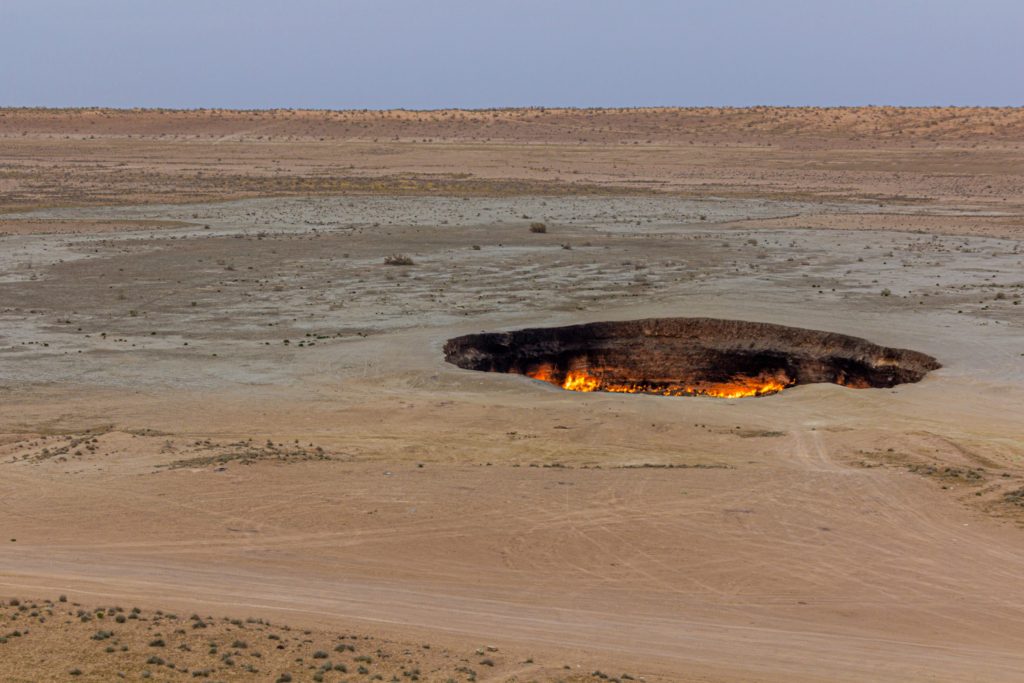 “Cổng địa ngục” là một cái hố khổng lồ trên sa mạc. (Ảnh: Shutterstock)