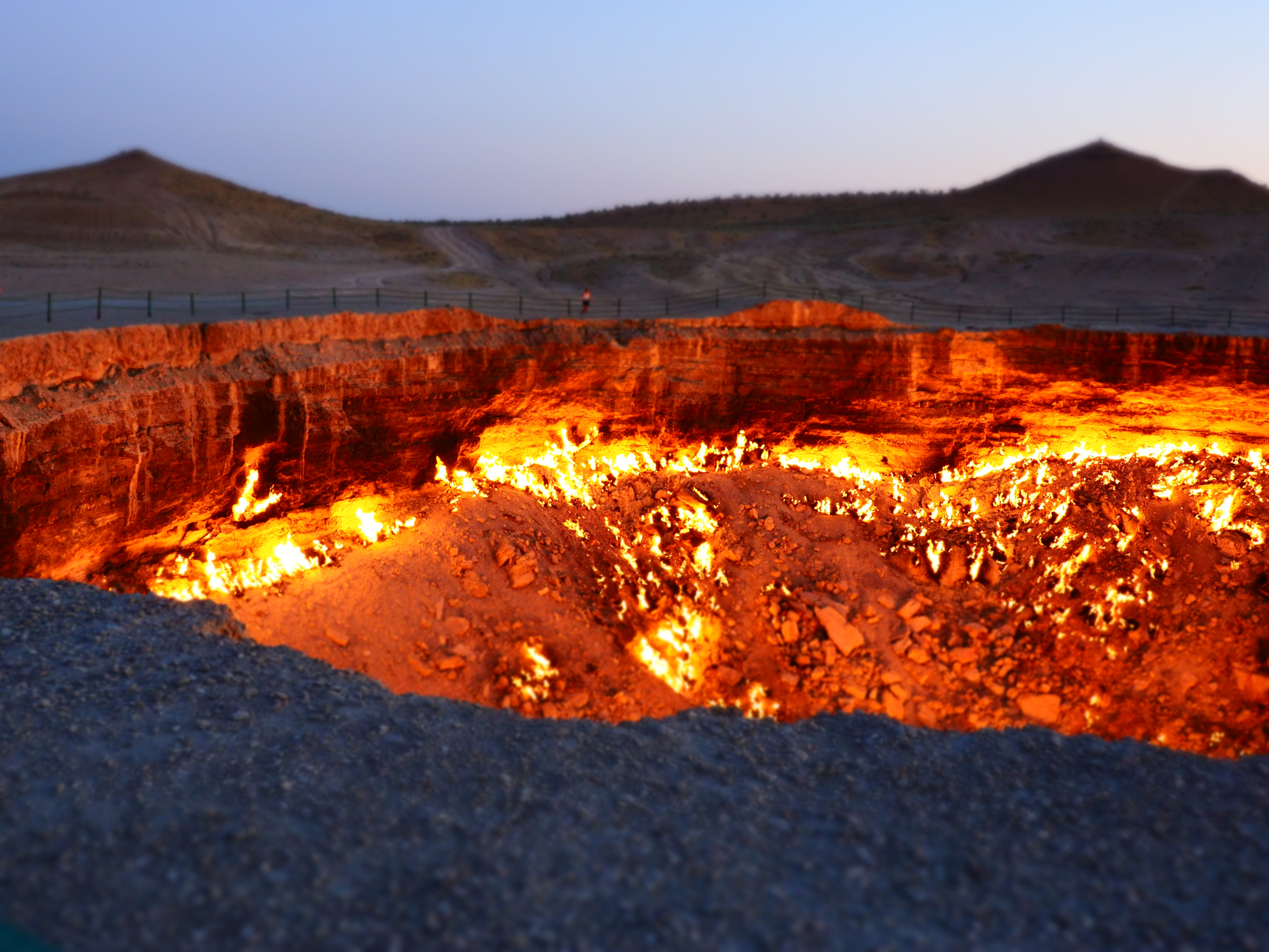Có một số vi khuẩn đặc biệt sinh sống trong môi trường nhiệt độ cao chứa đầy khí metan ở “Cổng địa ngục.” (Ảnh: Shutterstock)