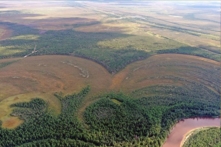 Các nhà khảo cổ đã phát hiện một khu định cư kiên cố 8,000 năm tuổi (thành lũy phòng thủ thời tiền sử) nép mình trong bãi cát dọc theo con sông Amnya ở Tây Siberia. (Ảnh: Nikita Golovanov/FU Berlin)