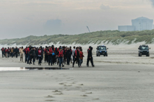 Hôm 12/06/2023, trên bãi biển Gravelines, Pháp, những người tị nạn cố gắng lên thuyền của người buôn lậu để đến Vương quốc Anh, nhưng bị cảnh sát Pháp ngăn chặn và phải quay trở lại đất liền. (Ảnh: Sameer Al-Doumy/AFP)