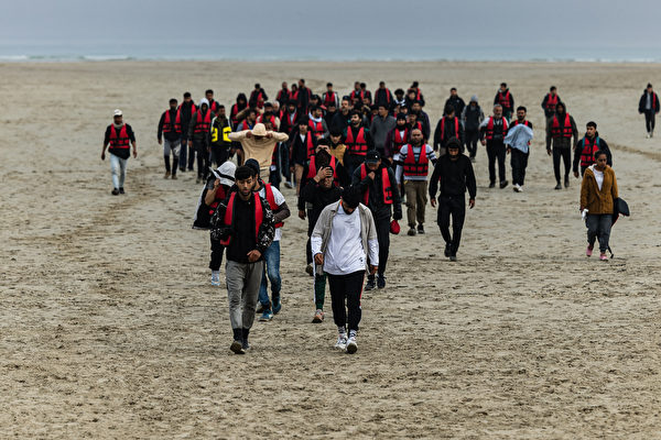 Ngày 12/06/2023, trên bãi biển Gravelines, Pháp, những người tị nạn cố gắng lên thuyền của người buôn lậu để đến Vương quốc Anh, nhưng đã bị cảnh sát Pháp ngăn chặn và buộc phải quay trở lại đất liền. (Ảnh: Sameer Al-Doumy/AFP)