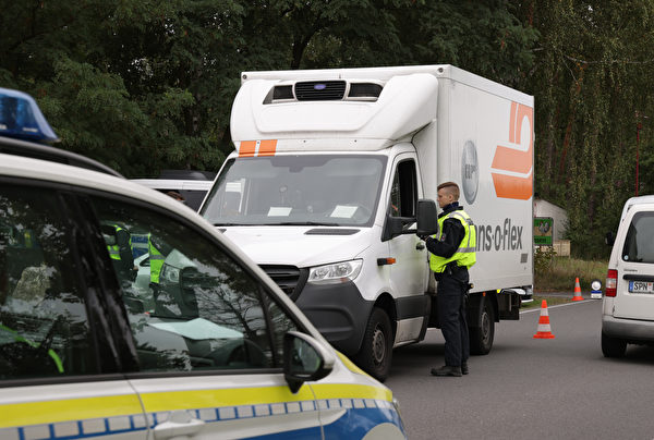 Ngày 25/09/2023, tại Cottbus, Đức, cảnh sát truy lùng người nhập cư bất hợp pháp đã chặn xe hơi và xe tải tại một trạm kiểm soát cách biên giới Ba Lan không xa. (Ảnh: Sean Gallup/Getty Images)