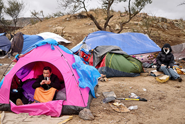 Ngày 30/11/2023, những người dân Trung Quốc xin tị nạn nghỉ ngơi trong một trại tạm thời ở Jacumba Hot Springs, California, Hoa Kỳ, chờ Cơ quan Tuần tra Biên giới Hoa Kỳ giải quyết. (Ảnh: Mario Tama/Getty Images)