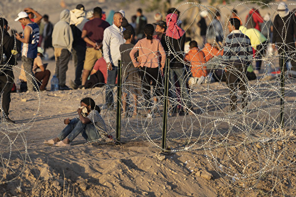 Ngày 09/05/2023, người nhập cư từ Mexico chờ gần hàng rào biên giới Hoa Kỳ-Mexico ở El Paso, Texas, Hoa Kỳ. (Ảnh: John Moore/Getty Images)