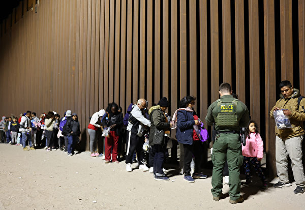 Ngày 10/05/2023, tại Yuma, Arizona, Hoa Kỳ, những người nhập cư từ Mexico đang chờ nhân viên Biên phòng Hoa Kỳ tại biên giới Hoa Kỳ-Mexico có biện pháp giải quyết. (Ảnh: Mario Tama/Getty Images)