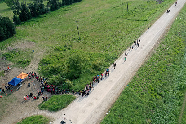 Ngày 10/05/2023, tại Brownsville, Texas, Hoa Kỳ, bức ảnh chụp từ trên không cho thấy những người nhập cư từ Mexico đang hướng đến một điểm tập trung người nhập cư do Lực lượng Tuần tra Biên giới Hoa Kỳ thiết lập. (Ảnh: Joe Raedle/Getty Images)
