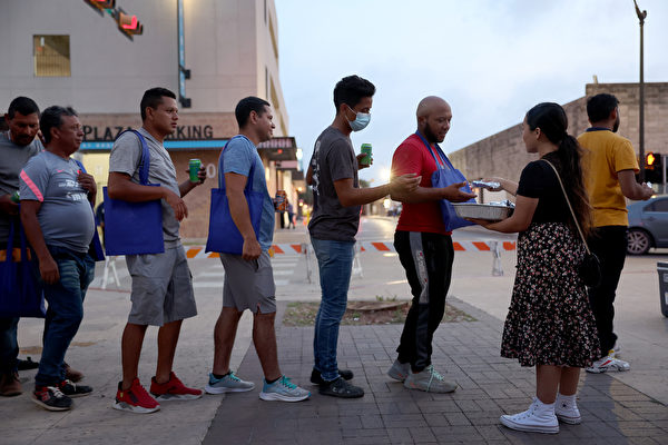 Ngày 10/05/2023, tại Brownsville, Texas, Hoa Kỳ, sau khi Đội Tuần tra Biên giới Hoa Kỳ có biện pháp giải quyết, những người nhập cư từ Mexico đang xếp hàng chờ nhận thực phẩm do các tình nguyện viên phân phát. (Ảnh: Joe Raedle/Getty Images)