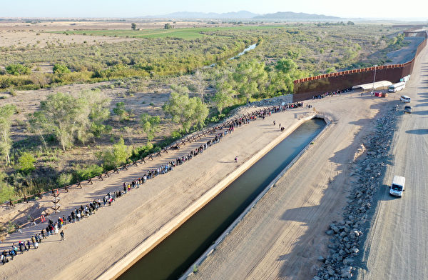 Ngày 11/05/2023, tại Yuma, Arizona, Hoa Kỳ, bức ảnh chụp từ trên không cho thấy những người nhập cư từ Mexico đang chờ các nhân viên Biên phòng Hoa Kỳ có biện pháp giải quyết tại biên giới Hoa Kỳ-Mexico. (Ảnh: Mario Tama/Getty Images)